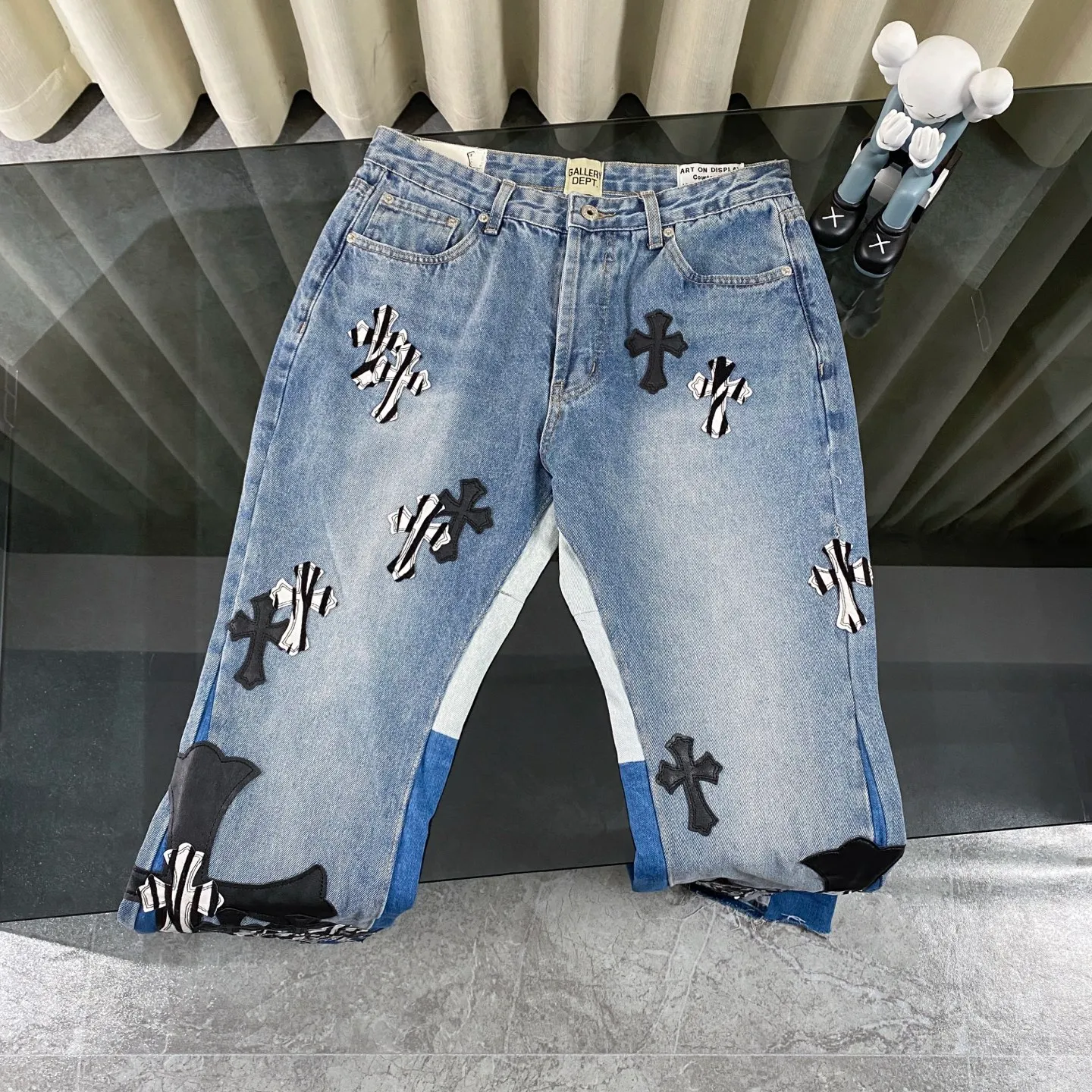 P270 CH Chromehearts zebra black and white cross patch patchwork jeans, priced at 34W level, patchwork cross pattern embellishment, washed jeans! ! An absolutely high-end luxury product, a 1.9W-level god-level single product, a super popular product, made by top heavy industry, a magic weapon that cannot be missed! [About Zangyin] This is an extremely luxurious fashion brand that can also be called the aristocracy of the high street. It has always been an exclusive brand for some hipsters or rich second generations. Compared with ordinary high streets, it is more luxurious and noble. Compared with luxury brands, it is more fashionable and individual. It has always been a brand that I have a special liking for. [Top heavy industry fashion design] Consistently high-street luxury style. Speaking of this style, the Zangyin family and GU family are definitely the leading representative brands. Especially the Zangyin family has really achieved a state-of-the-art effect in creating high-street style. The unique washed material is used to create this style. The color system is already quite eye-catching. After it is decorated with patchwork cross flowers, it cleverly highlights the charm of the brand. Secondly, this style uses classic The high-waist cutting design highlights the long legs and fashionable temperament of the upper body. The brand is highly recognizable and the slim fit configuration is more suitable for daily wear. It is a product that interprets personality, fashion, and specifications at a glance. This single product is enough to make any fan excited. It can be a white T-shirt for a youthful college style, or a tight suspender for a royal style. It has strong matching ability and can be easily controlled by men.  [Materials and craftsmanship] Needless to say, this point goes without saying. As an excellent craftsman brand, Zangyin’s requirements for details and craftsmanship are really perfect. The washed color of this model has gone through so many processes, not to mention the embellishment of denim appliques. It is also purely hand-made and sewn. Just like what they believe in, only hand-made things have soul and have the meaning of wear. A top-notch heavy-duty fashionable denim item, I look forward to your perfect interpretation! !  Color: black gray Size: 28-36